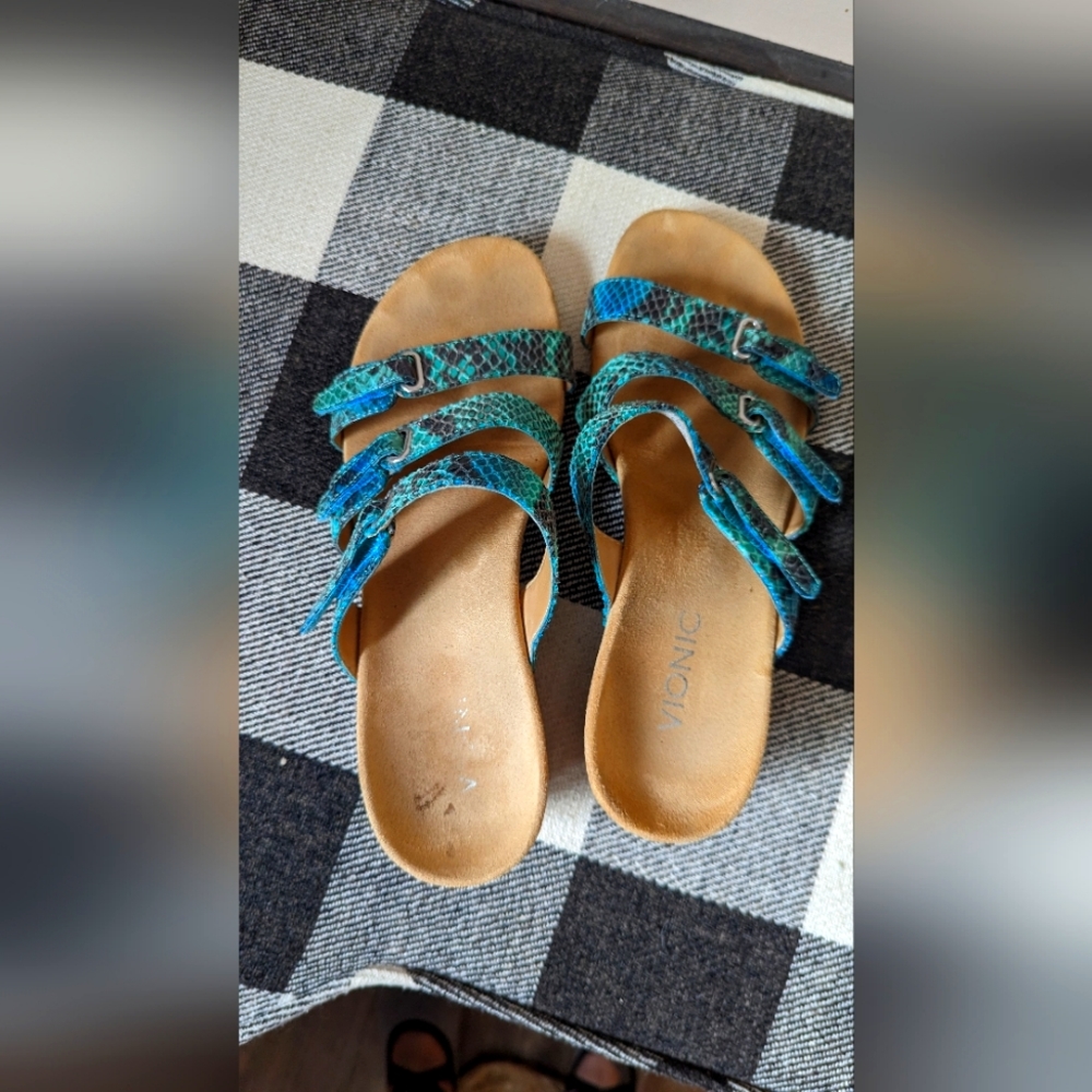 Vionic Green Snake Print Triple strap wedge slide sandal. Great condition! Size